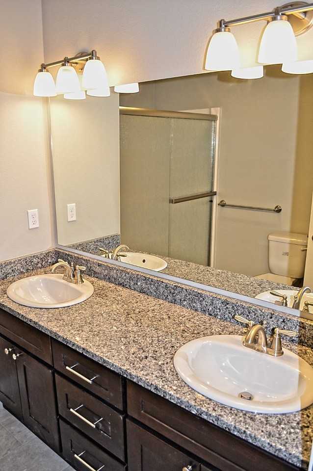 1518 Onyx St Se - Photo 5 of 13