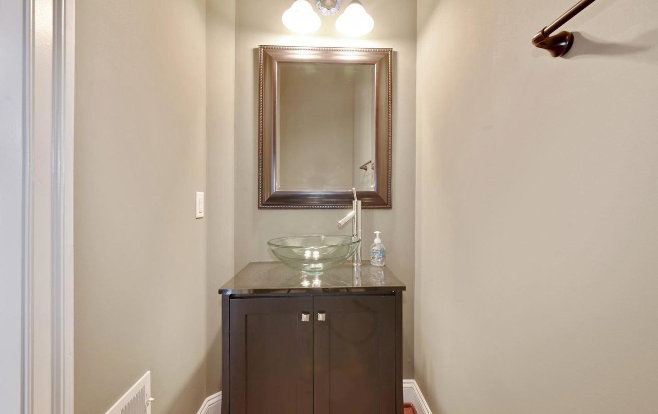 2415 Girard Pl Ne #NA - Photo 4 of 47