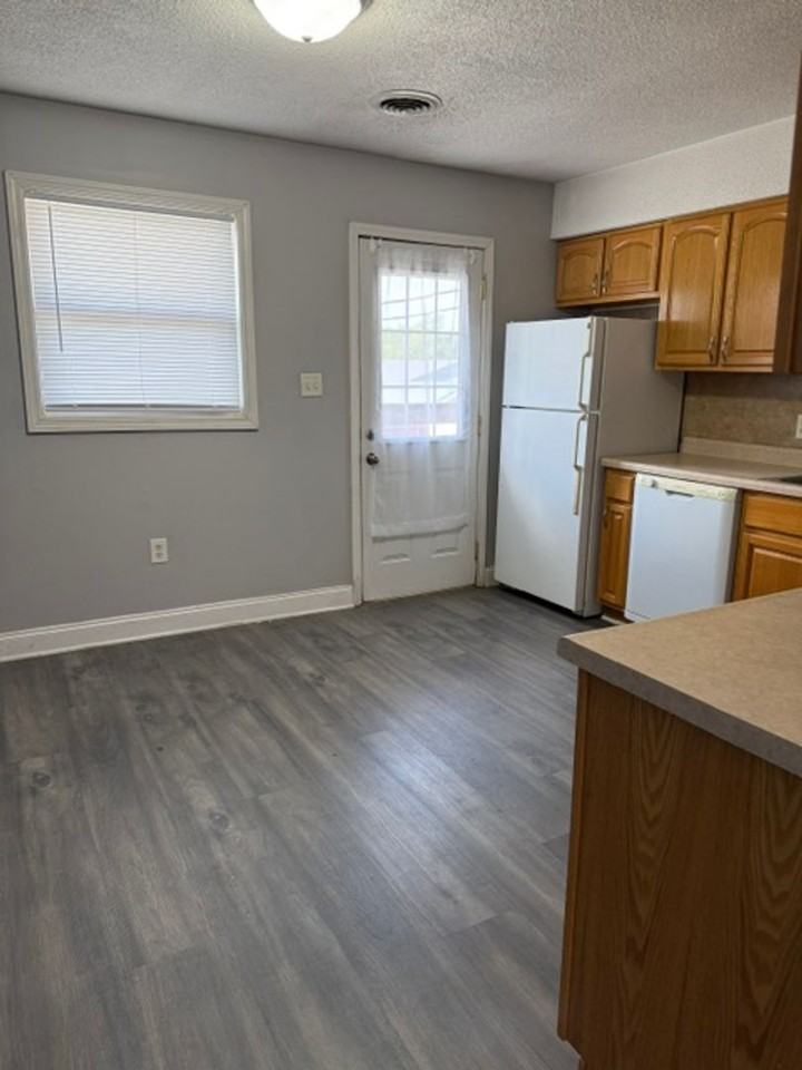405 S Main St - Photo 3 of 8