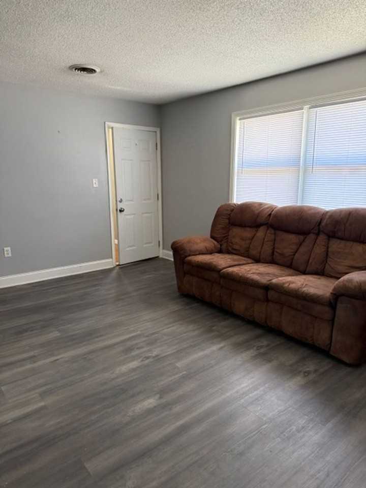 405 S Main St - Photo 4 of 8