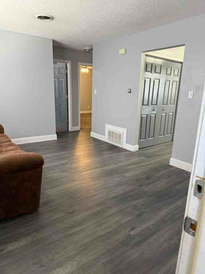 405 S Main St - Photo 5 of 8