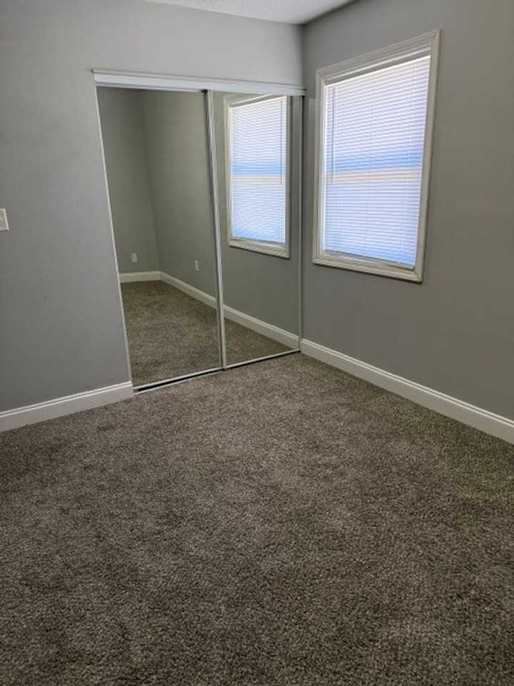 405 S Main St - Photo 6 of 8