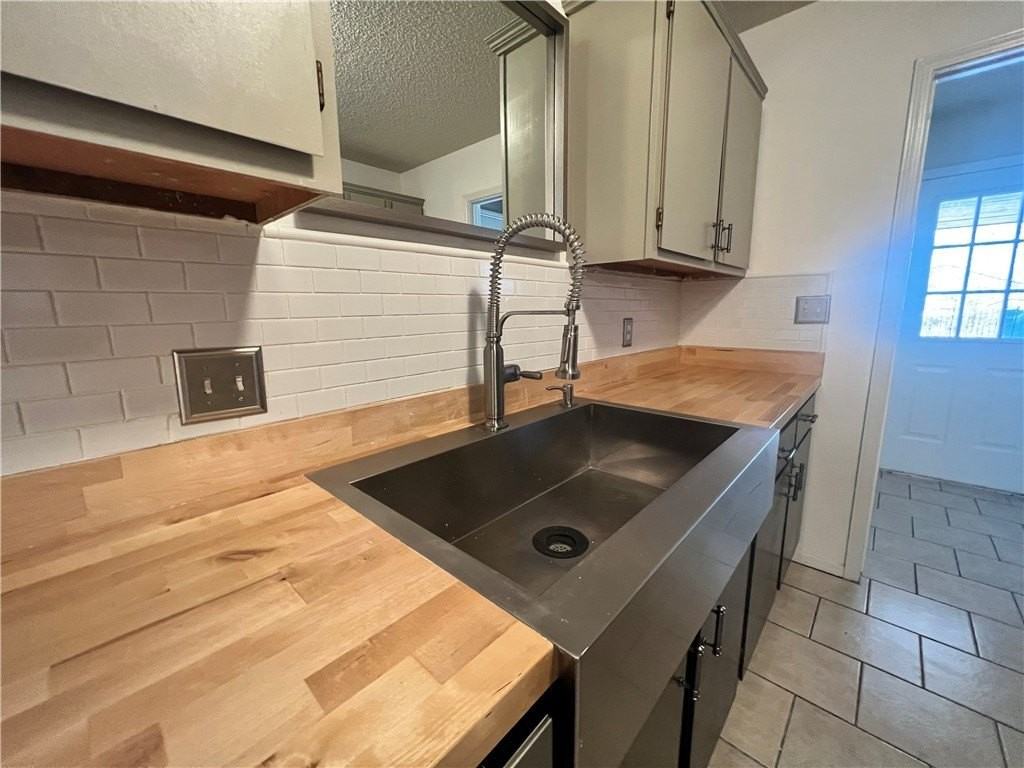 1901 S 18th St - Photo 4 of 7