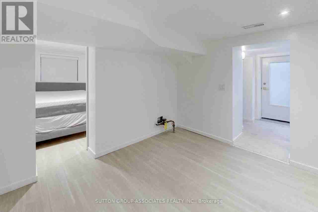 976 Glencairn Avenue - Photo 2 of 5