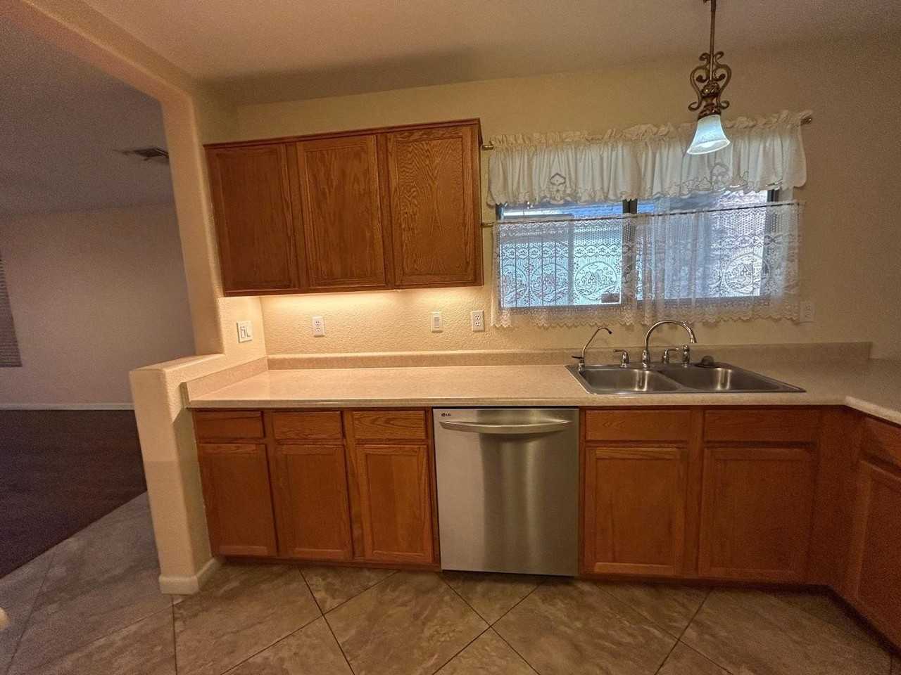 11418 W Cambridge Ave - Photo 4 of 22