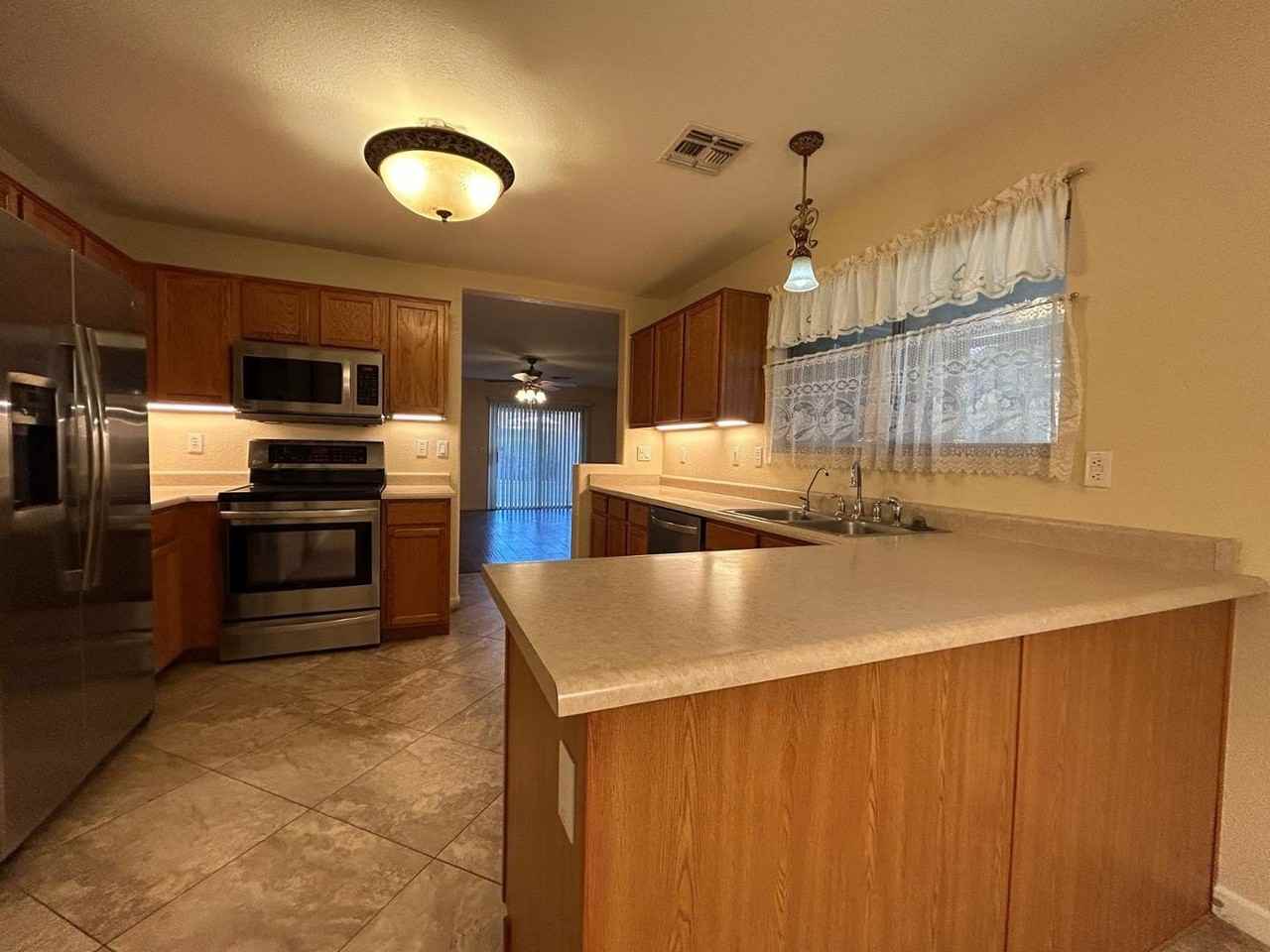 11418 W Cambridge Ave - Photo 5 of 22