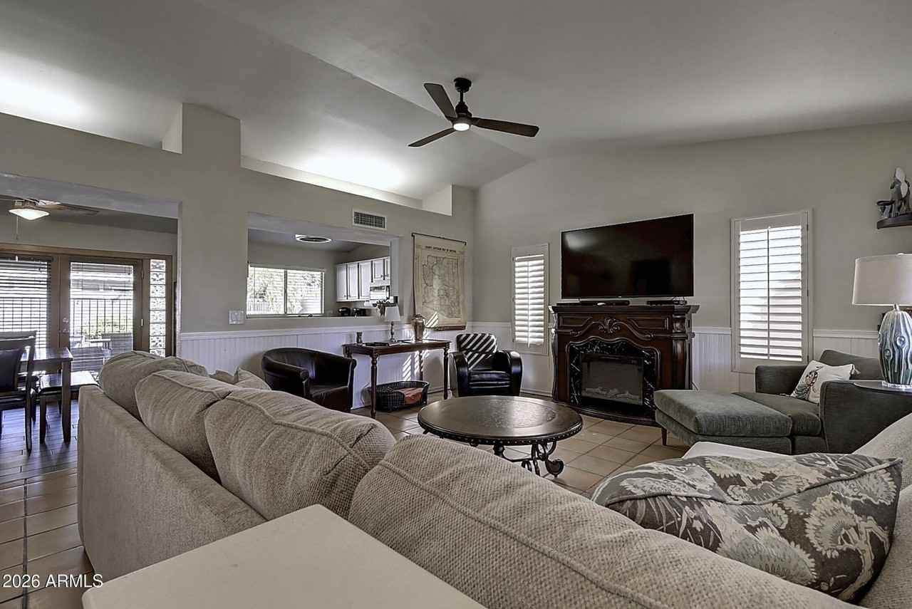 6914 E Beverly Ln - Photo 4 of 32
