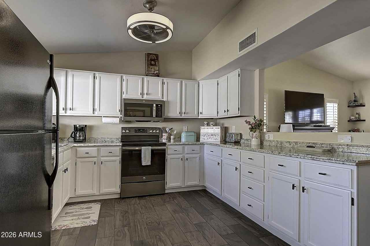 6914 E Beverly Ln - Photo 7 of 32