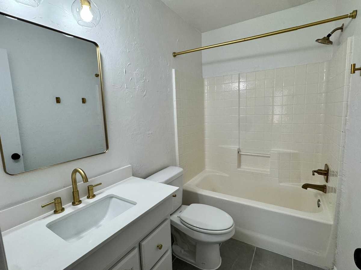 223 W 6th St #1 - Photo 7 of 12