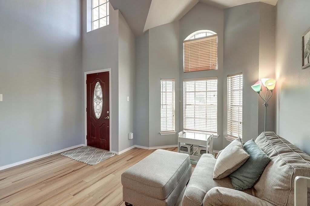 7846 Falcon Dr - Photo 3 of 33