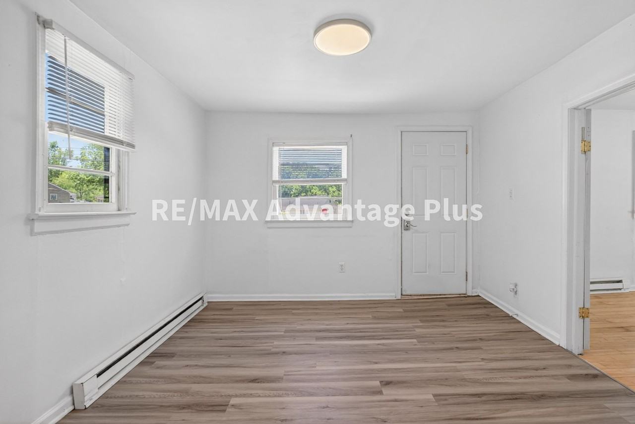 504 Longwood Ave - Photo 3 of 17