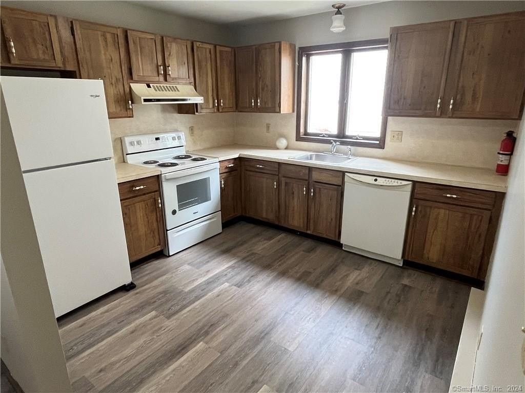 302 Boston Post Rd #21 - Photo 5 of 15