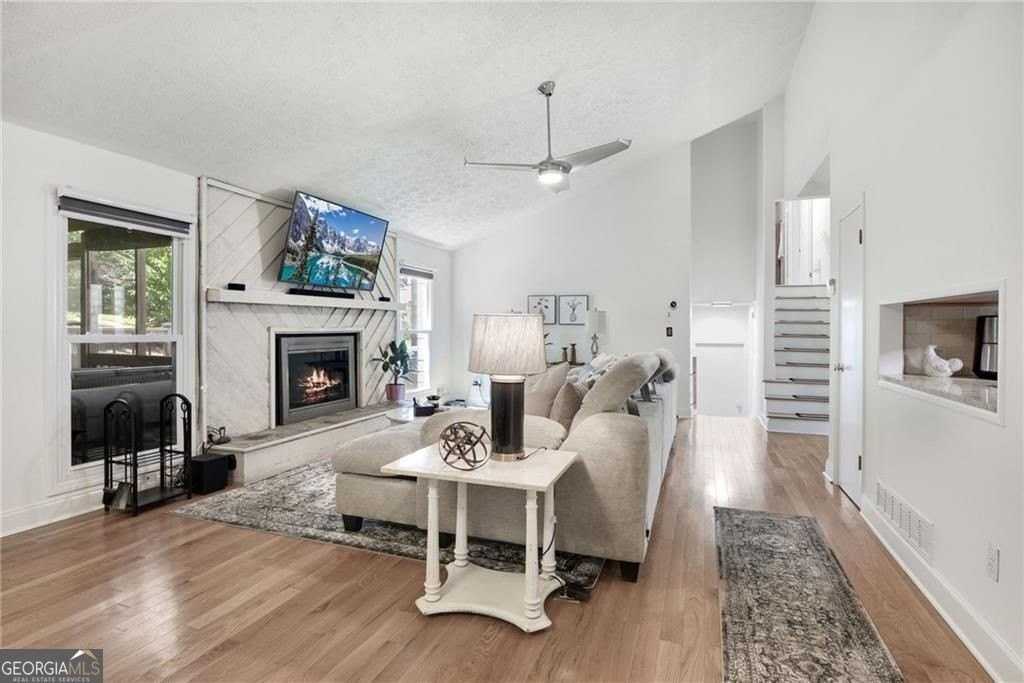 3195 Creek Dr - Photo 4 of 32