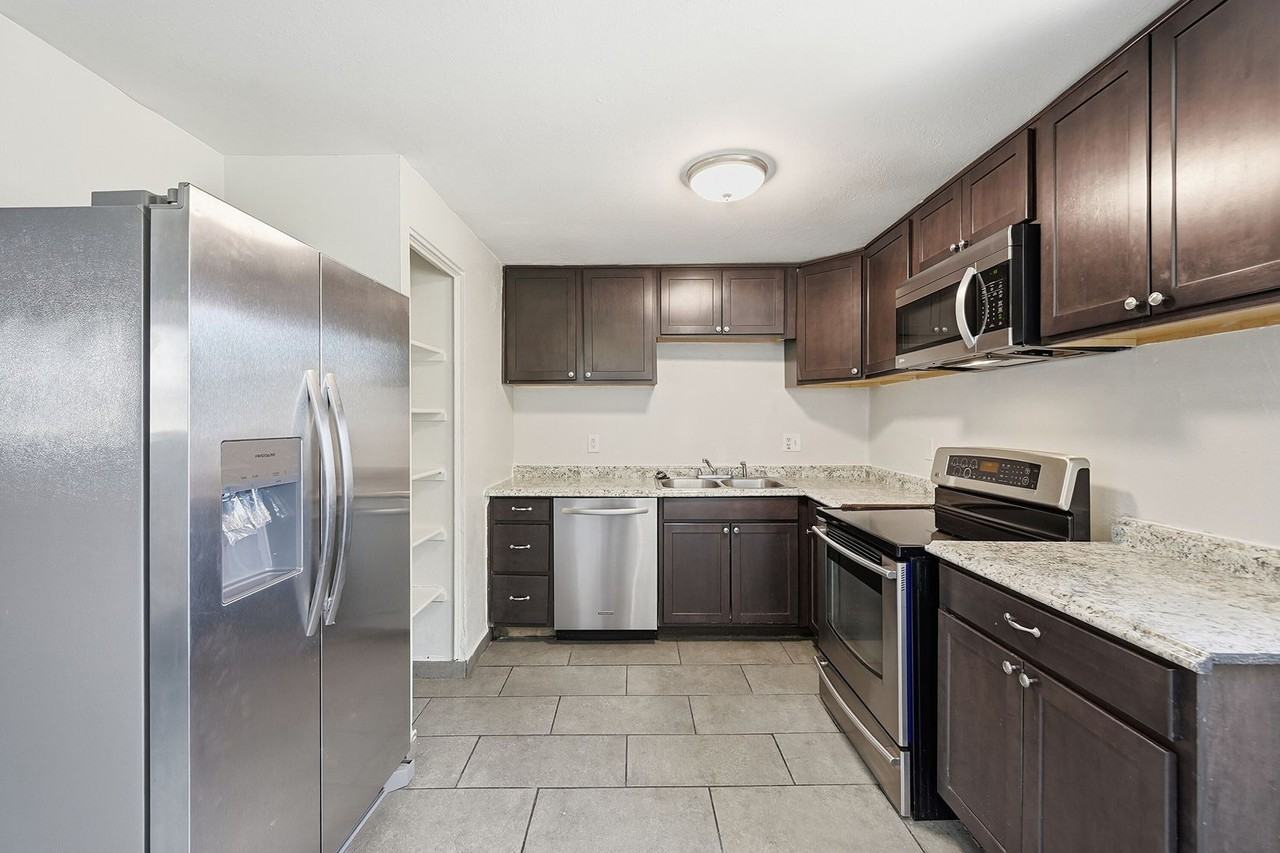 875 S Quebec St #21 - Photo 4 of 17