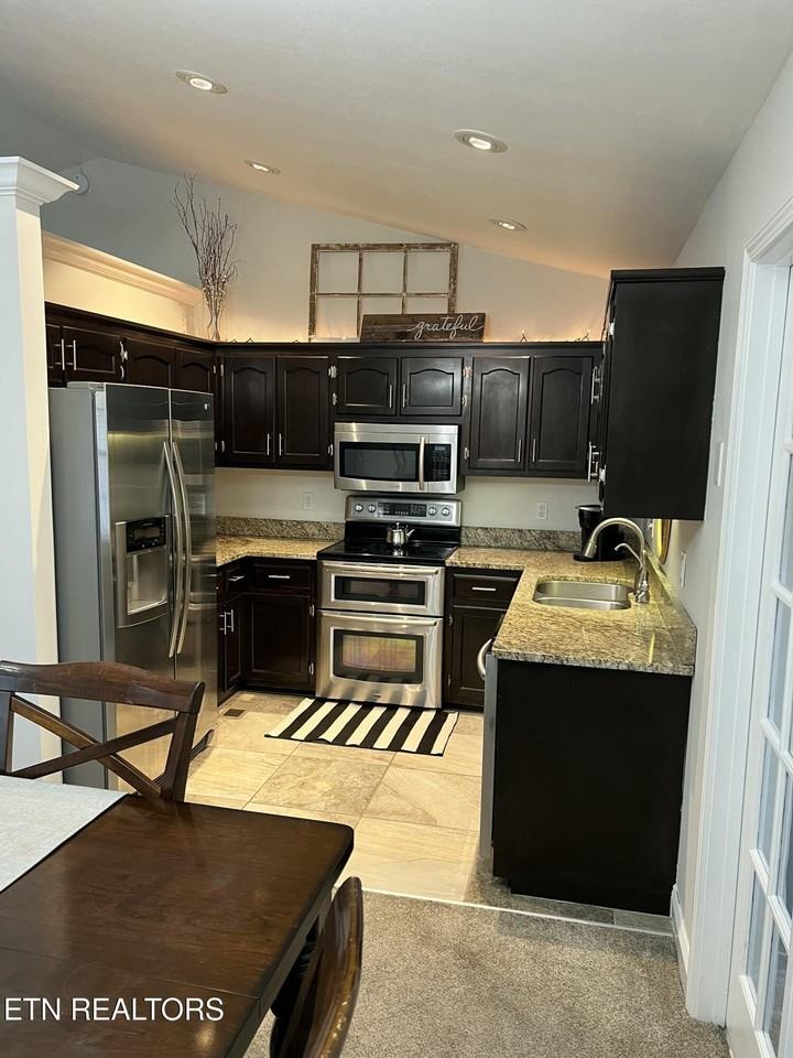 1007 Huntington Pl - Photo 2 of 6