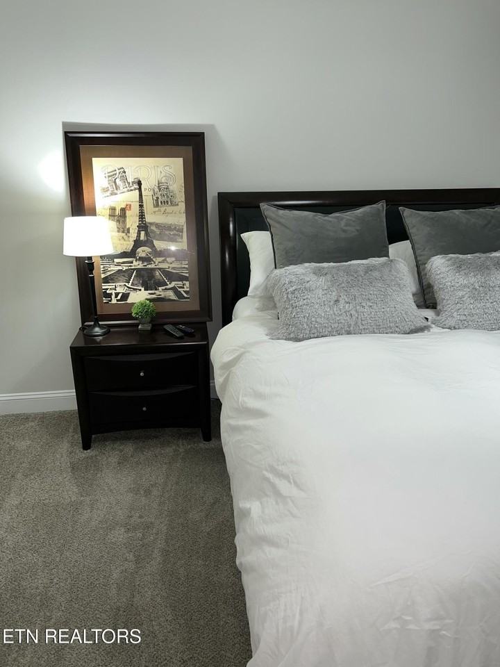 1007 Huntington Pl - Photo 3 of 6