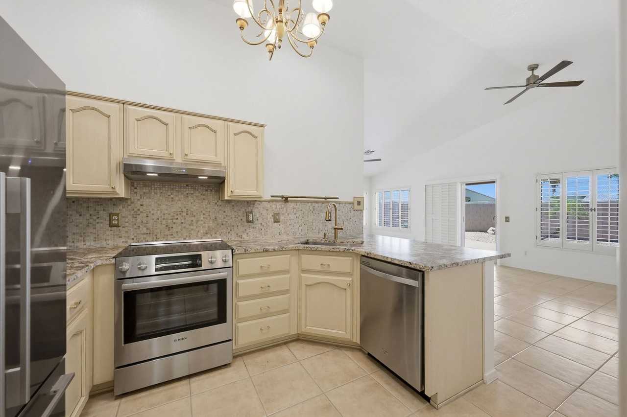 15089 W Fairmount Ave - Photo 5 of 39