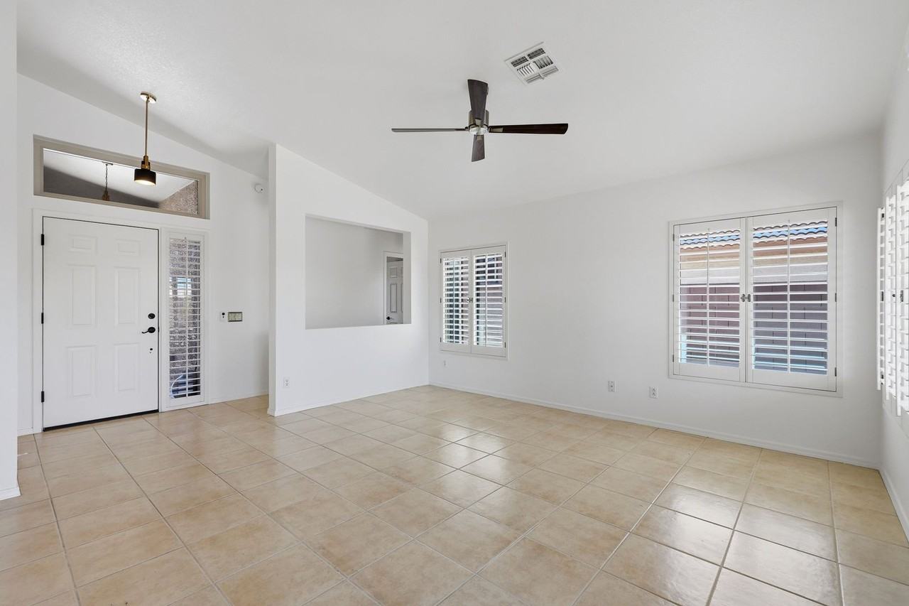 15089 W Fairmount Ave - Photo 7 of 39