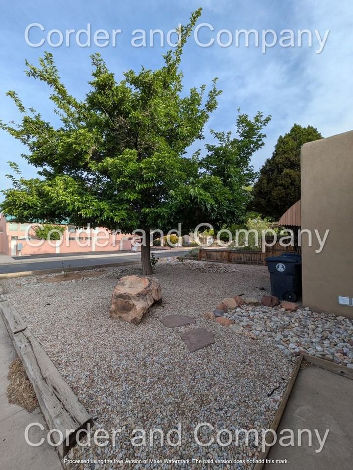 302 Valencia Dr Ne - Photo 3 of 24