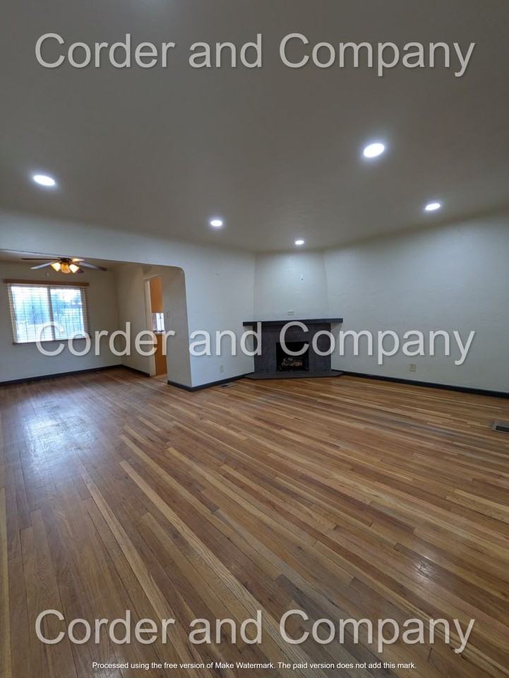 302 Valencia Dr Ne - Photo 5 of 24