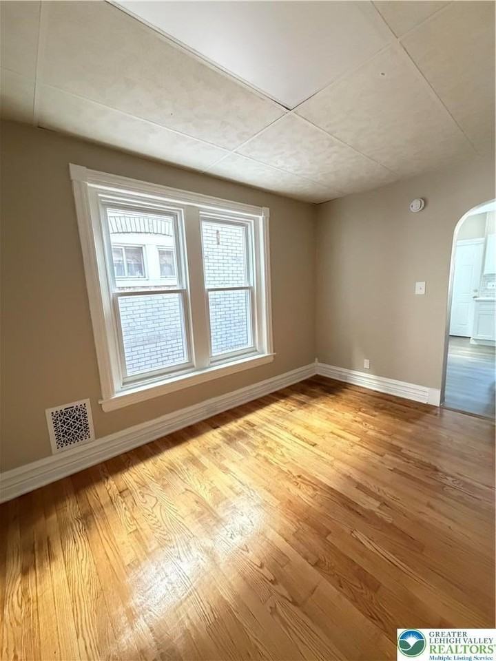 230 E Fairview St - Photo 4 of 19