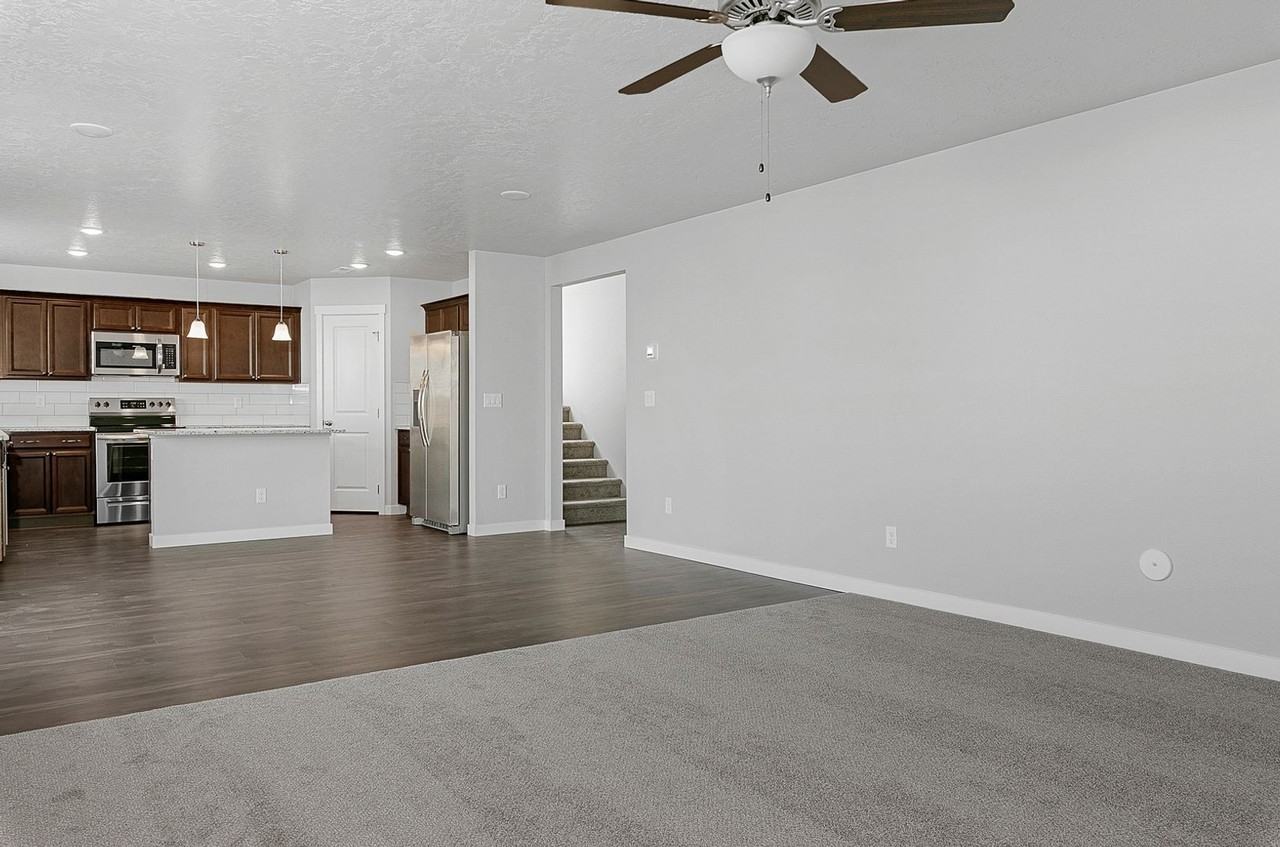 678 E Taper St - Photo 5 of 25