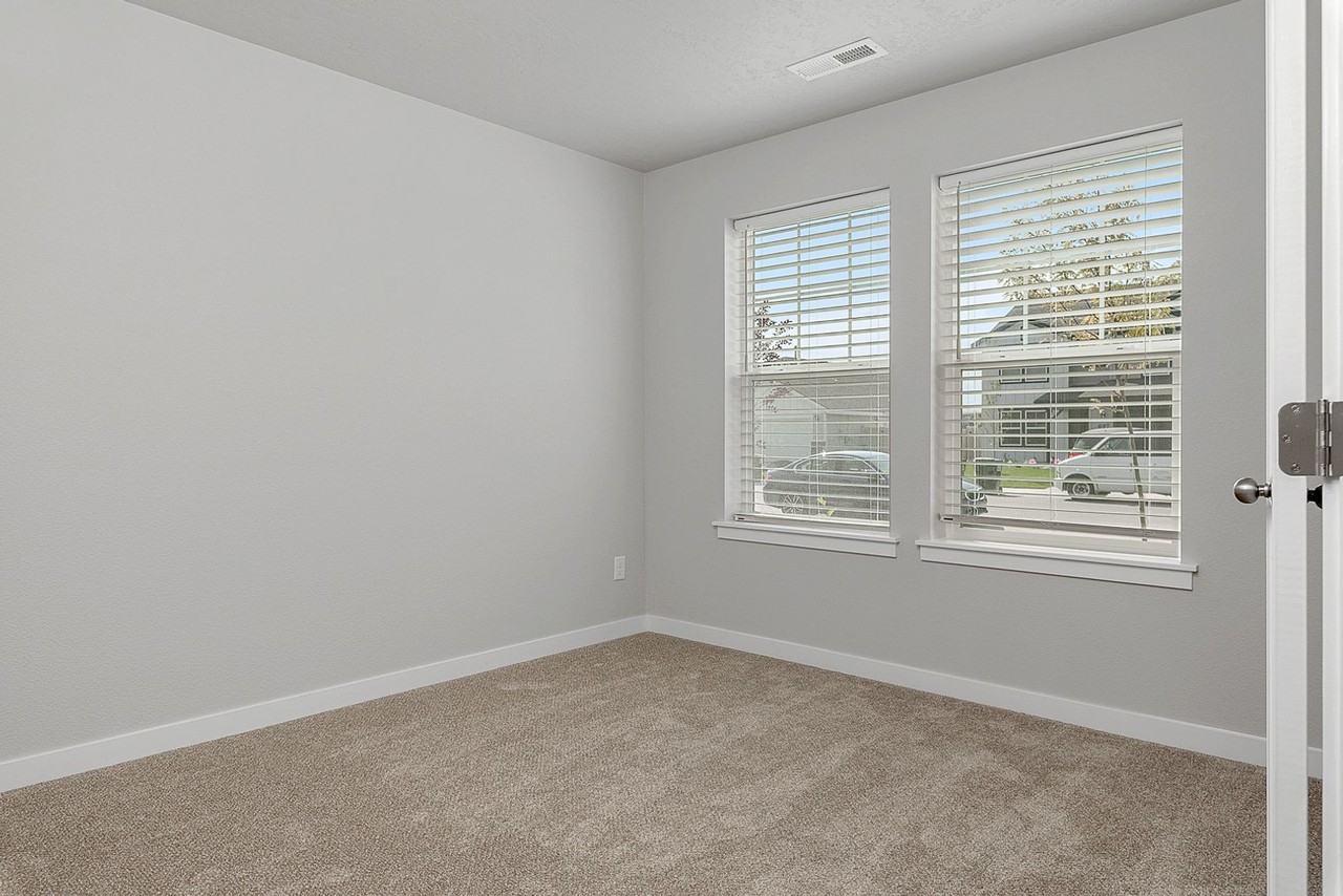 678 E Taper St - Photo 6 of 25