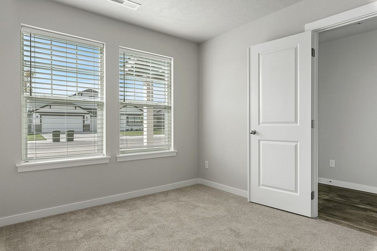 678 E Taper St - Photo 7 of 25