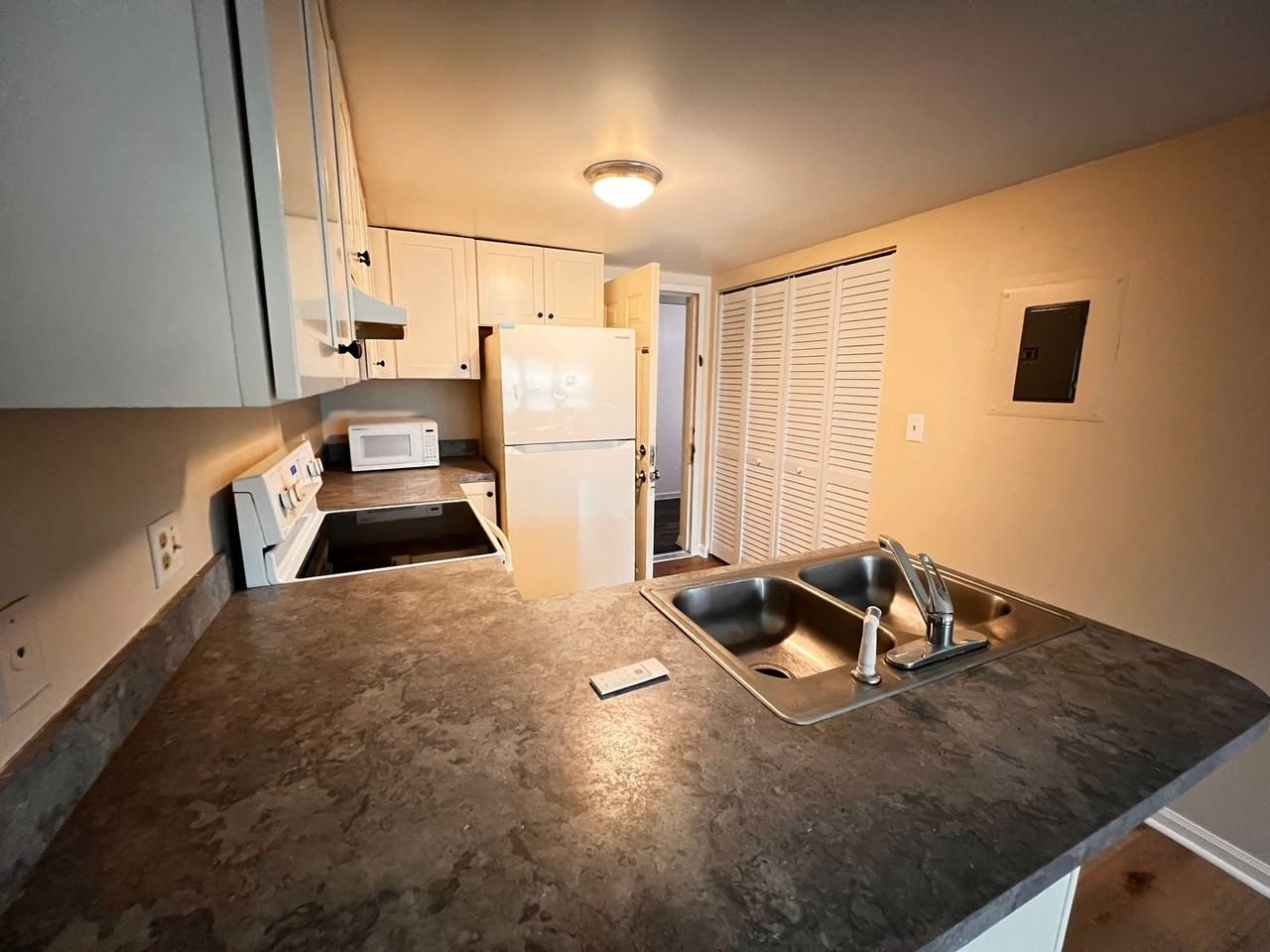 6850 Blue Heron Blvd - Photo 6 of 15