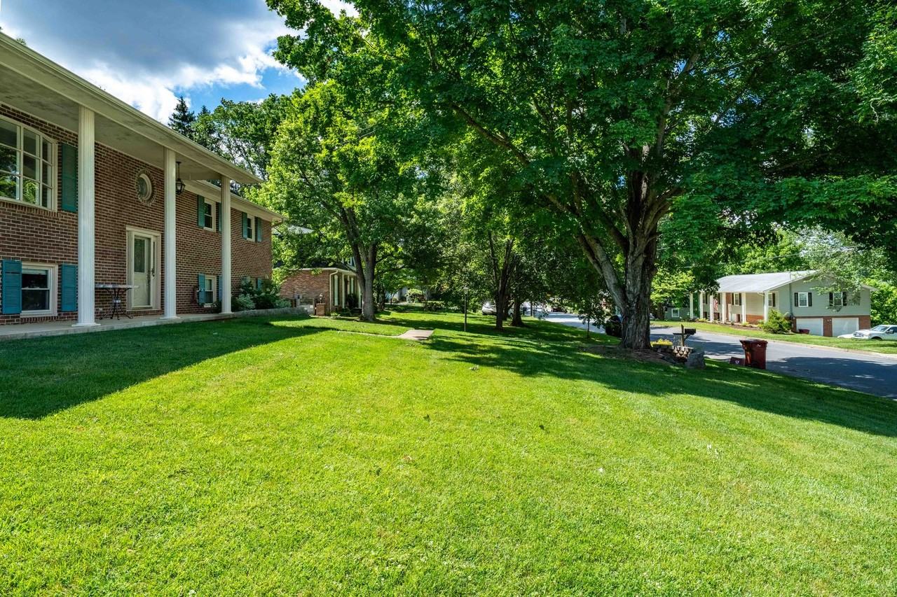 1003 Somerset Dr - Photo 3 of 45