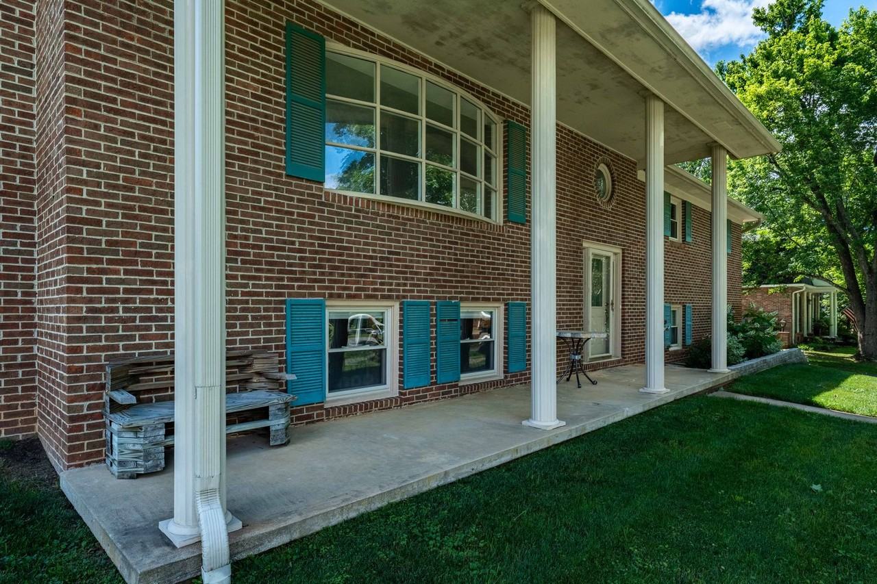 1003 Somerset Dr - Photo 4 of 45
