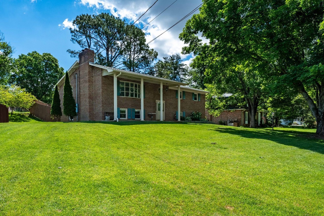 1003 Somerset Dr - Photo 5 of 45