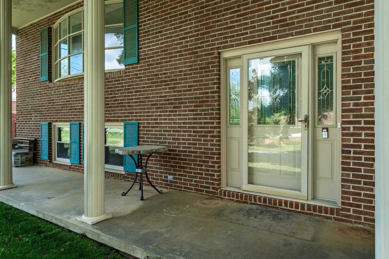 1003 Somerset Dr - Photo 6 of 45