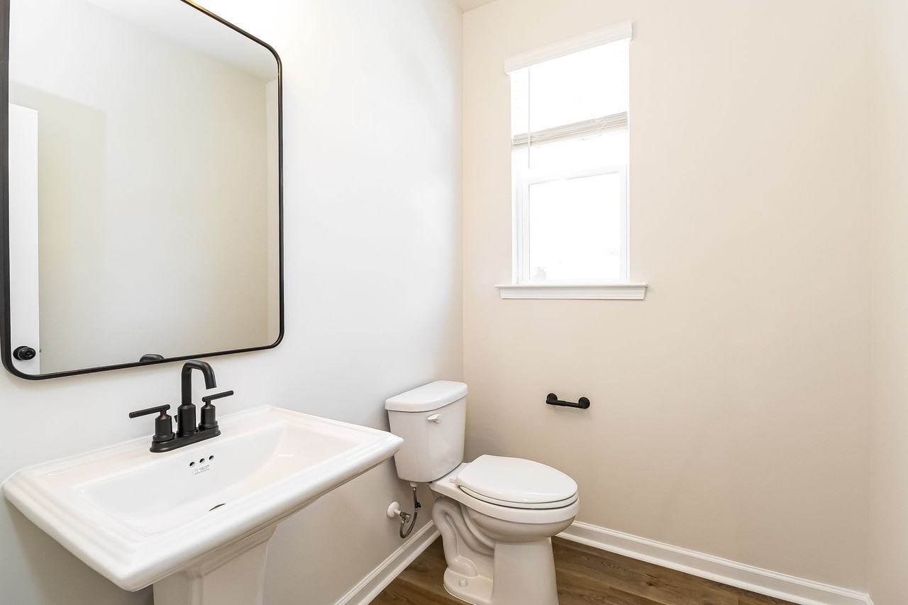 6005 King Richard Ct - Photo 4 of 15