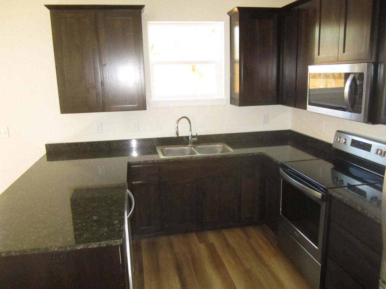 412 Oak St - Photo 3 of 12