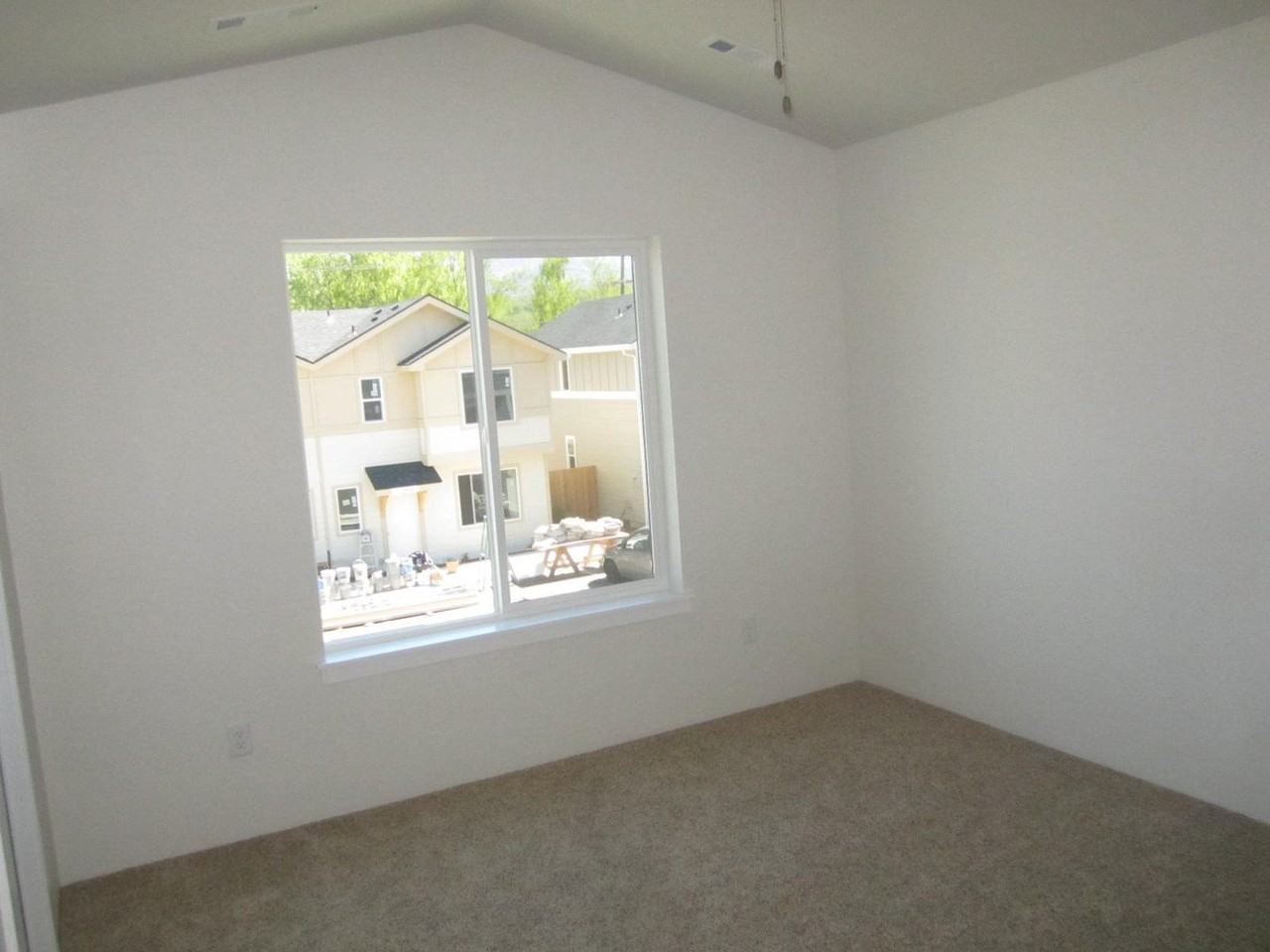 412 Oak St - Photo 4 of 12