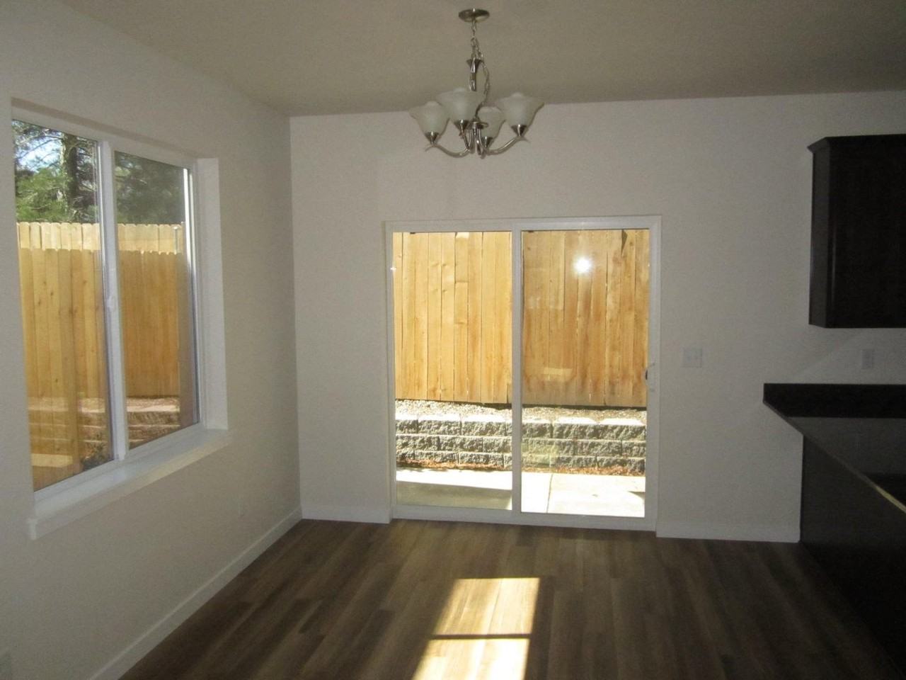412 Oak St - Photo 5 of 12