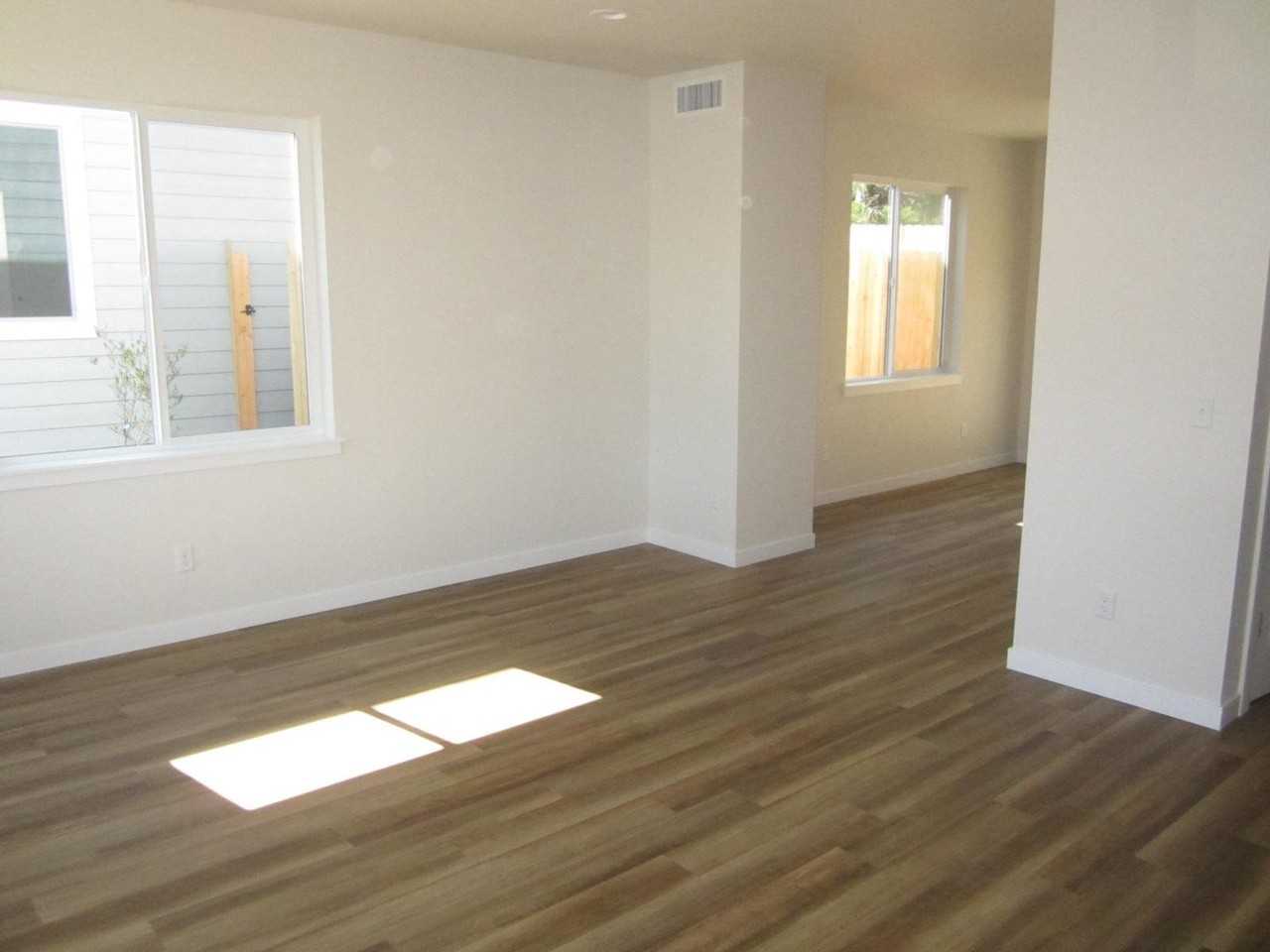 412 Oak St - Photo 6 of 12