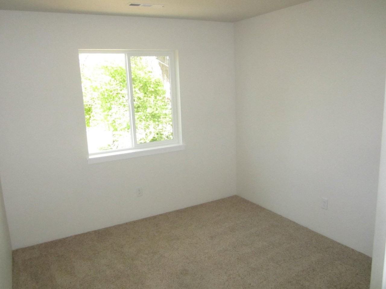 412 Oak St - Photo 7 of 12