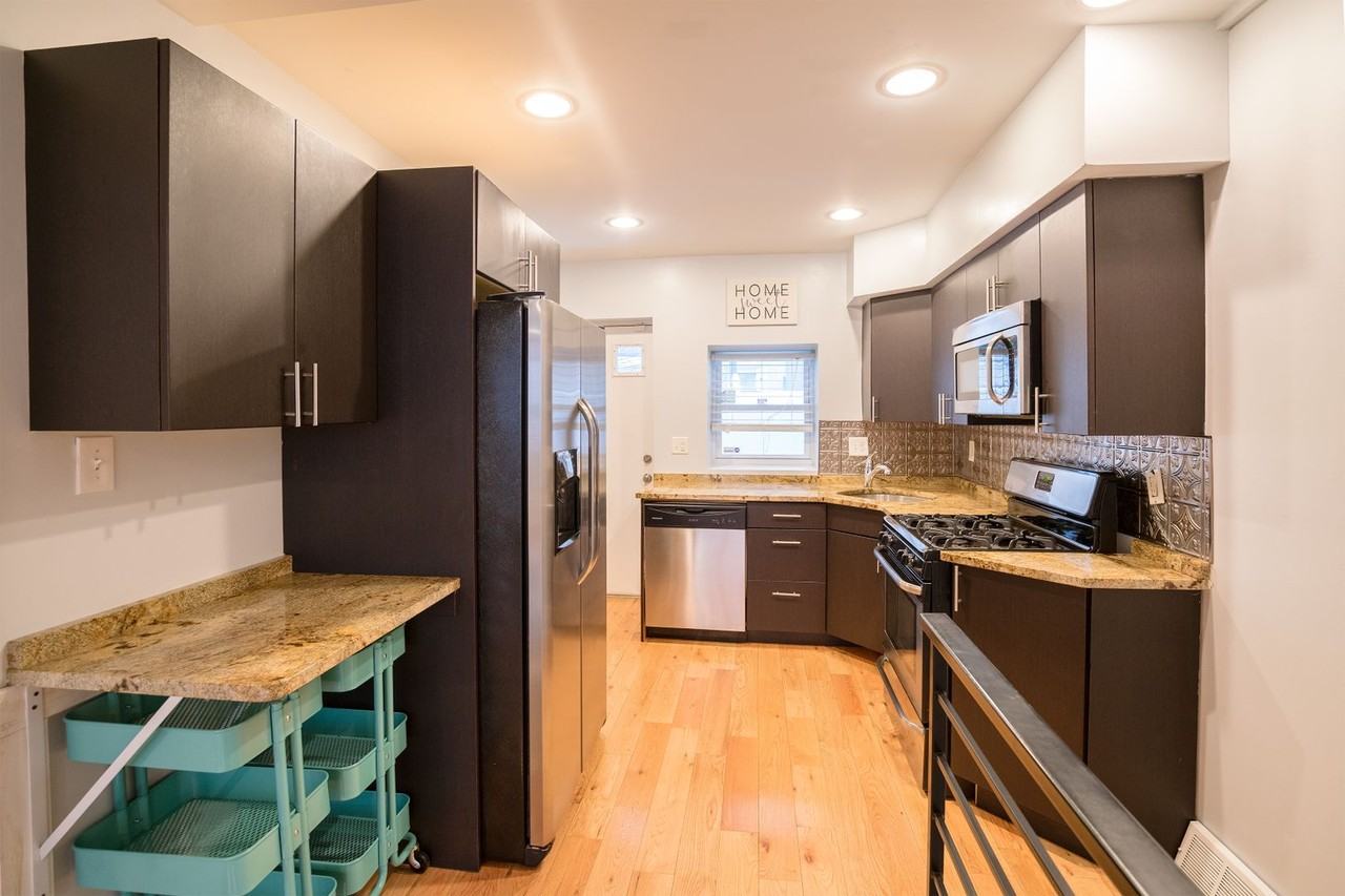 2033 Manton St - Photo 3 of 28