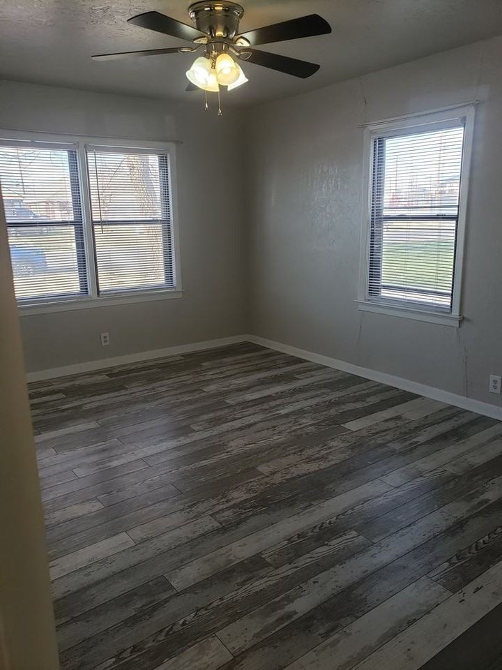 2104 9th Ave - Photo 5 of 11