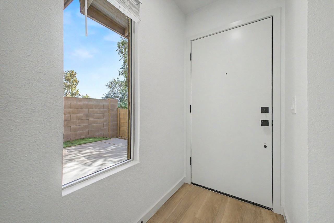1812 W Village Way - Photo 3 of 36