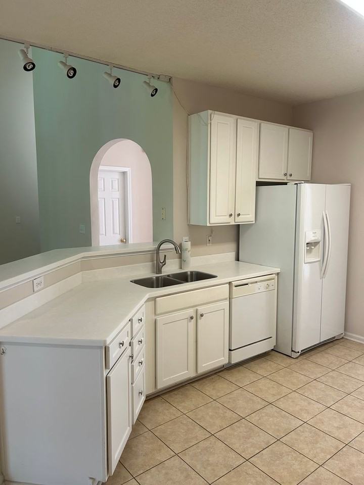 102 Saybrook Rd - Photo 3 of 22