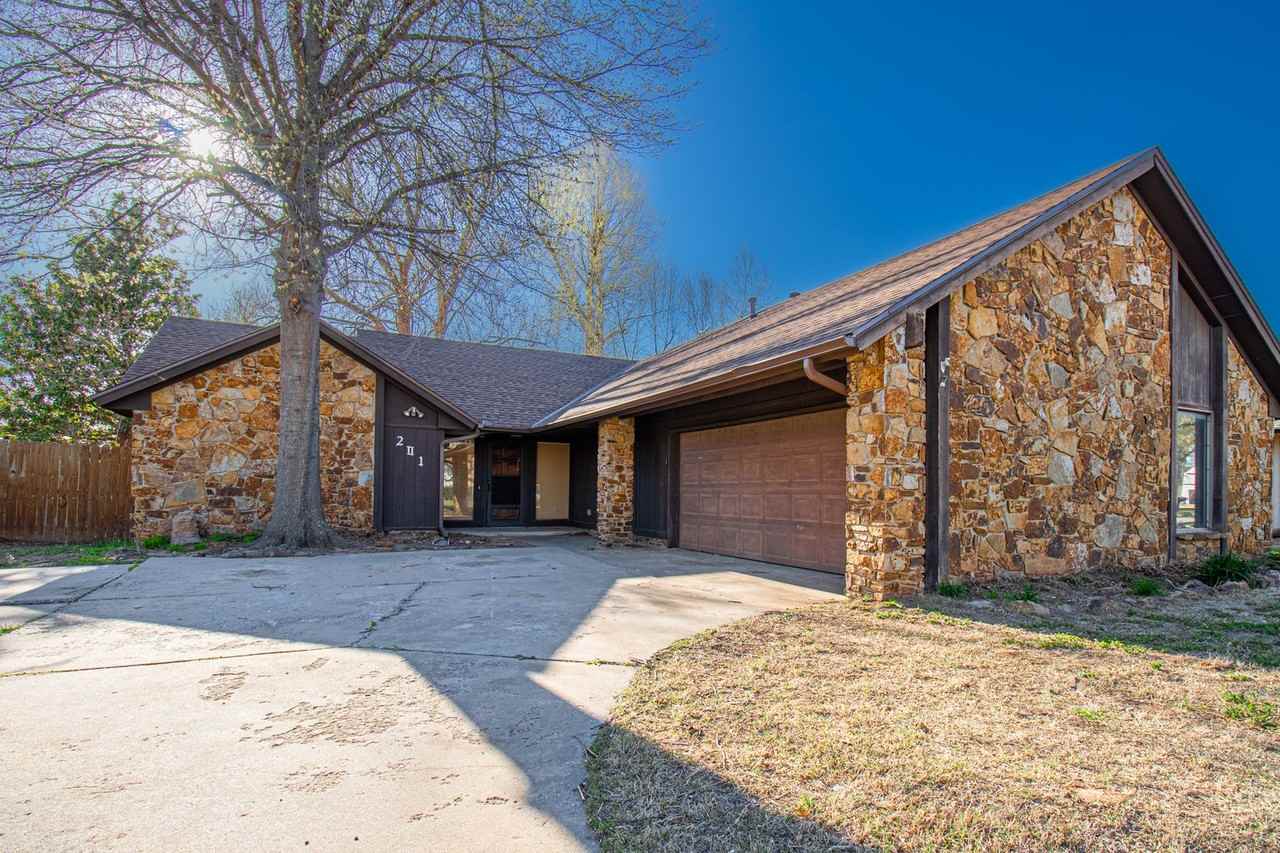 201 Three Oaks Dr - Photo 2 of 45