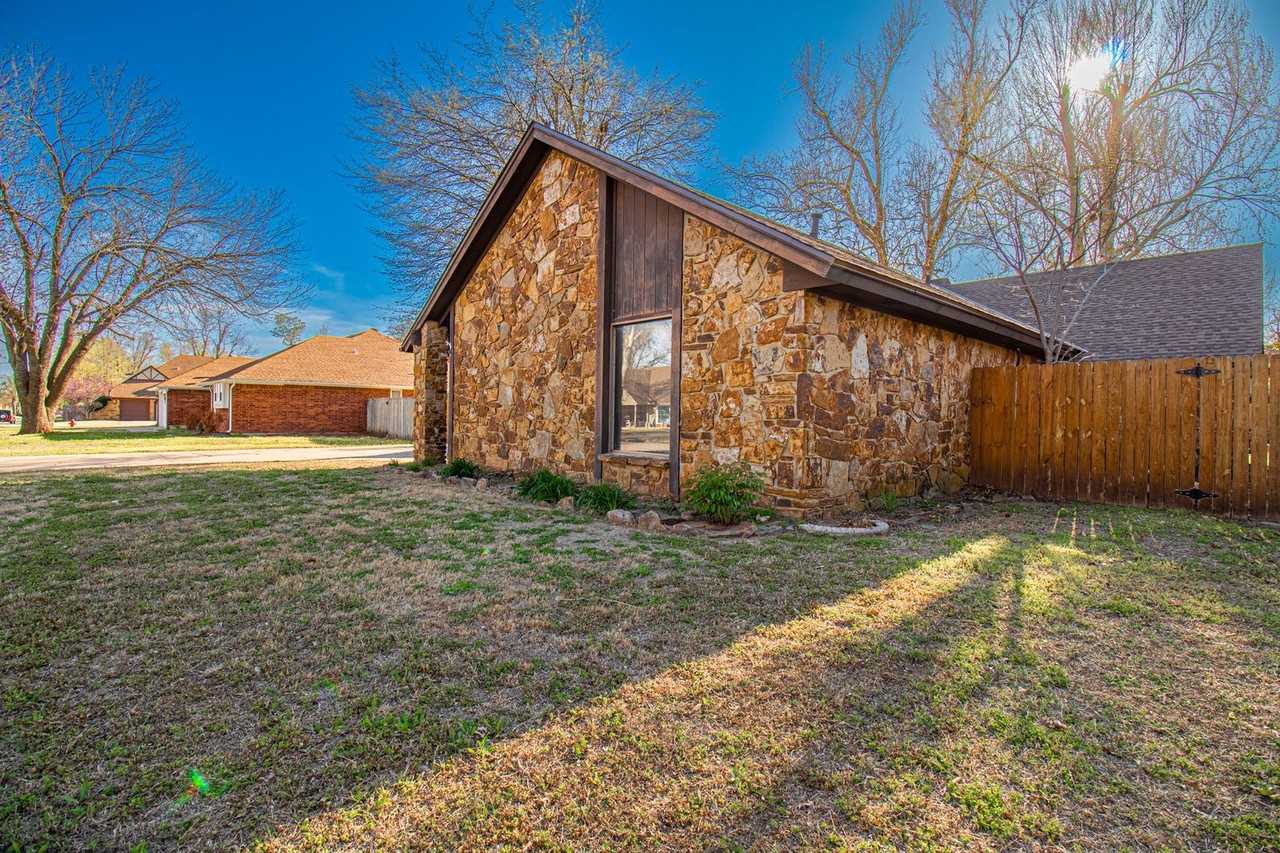 201 Three Oaks Dr - Photo 4 of 45