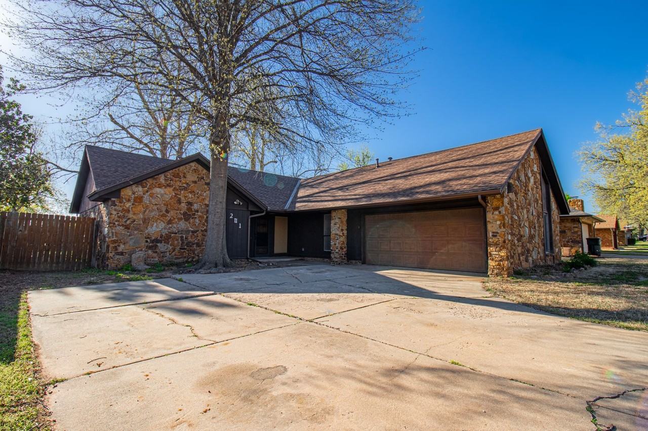 201 Three Oaks Dr - Photo 6 of 45