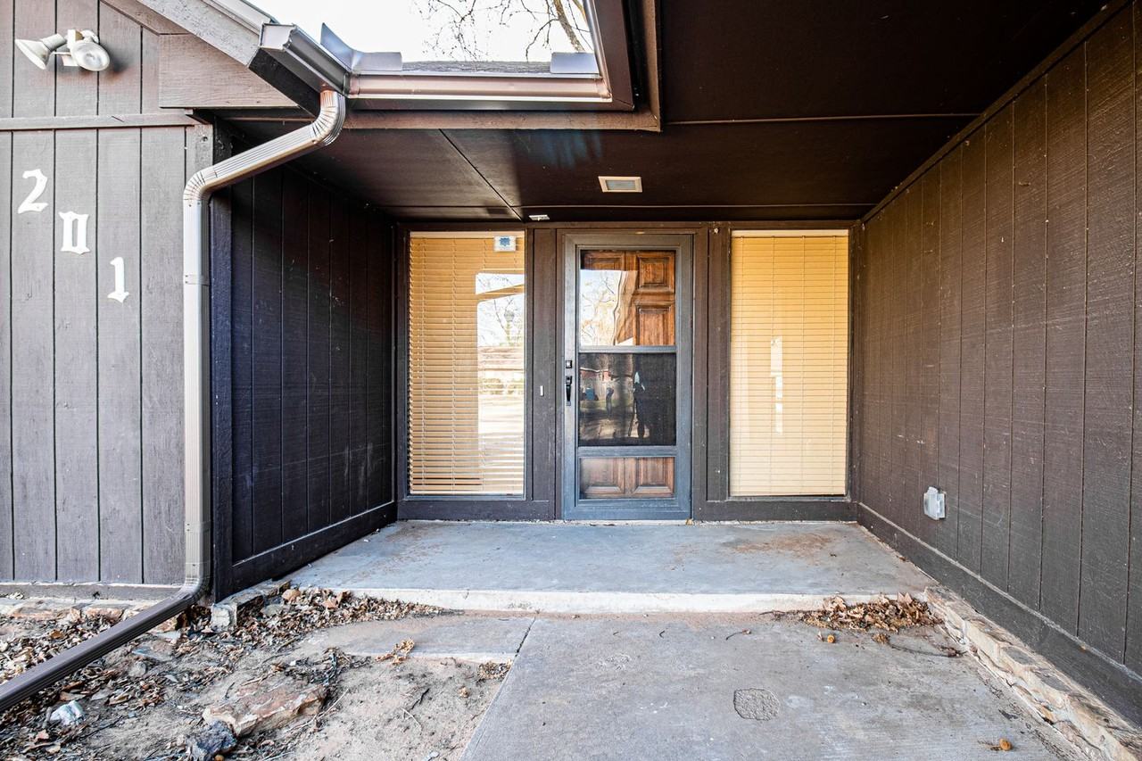 201 Three Oaks Dr - Photo 5 of 45