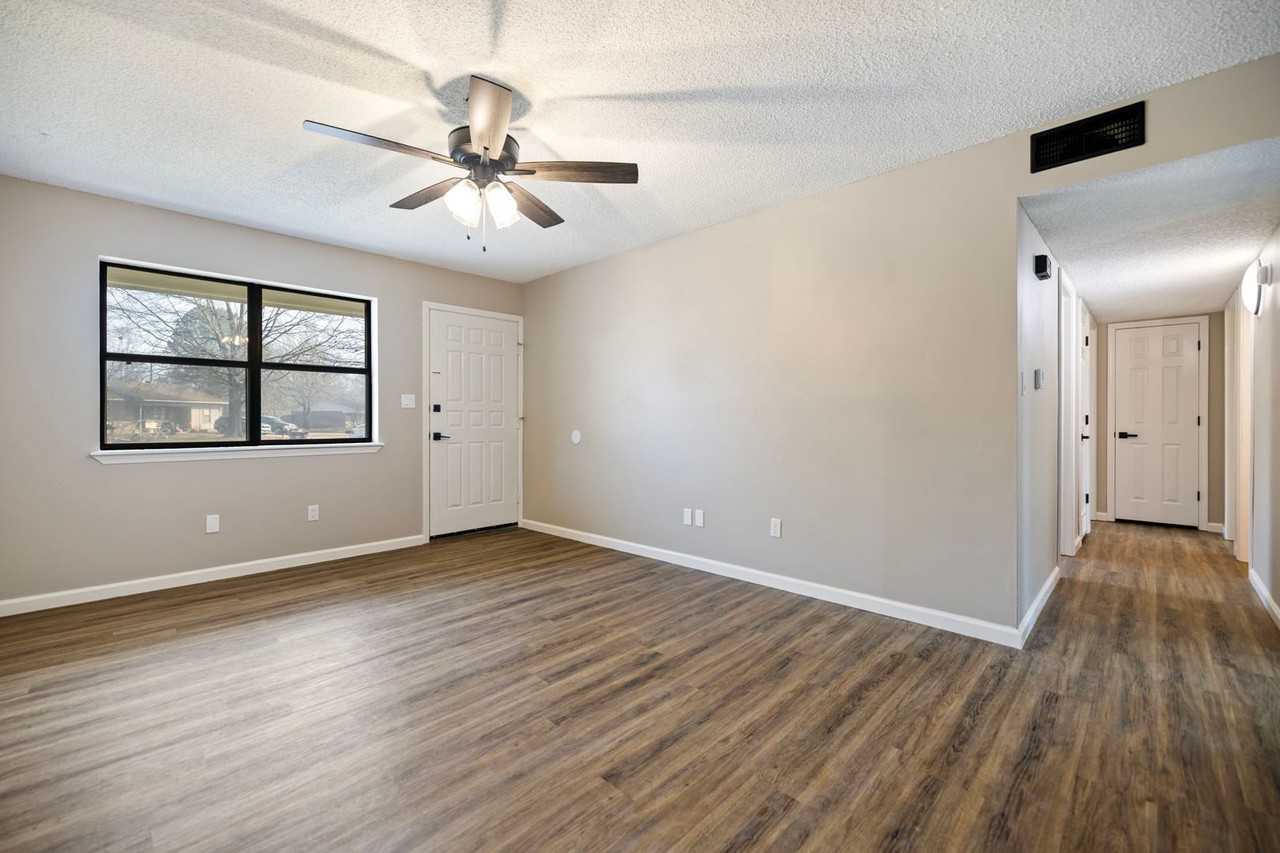 1105 Brentwood Dr - Photo 2 of 11