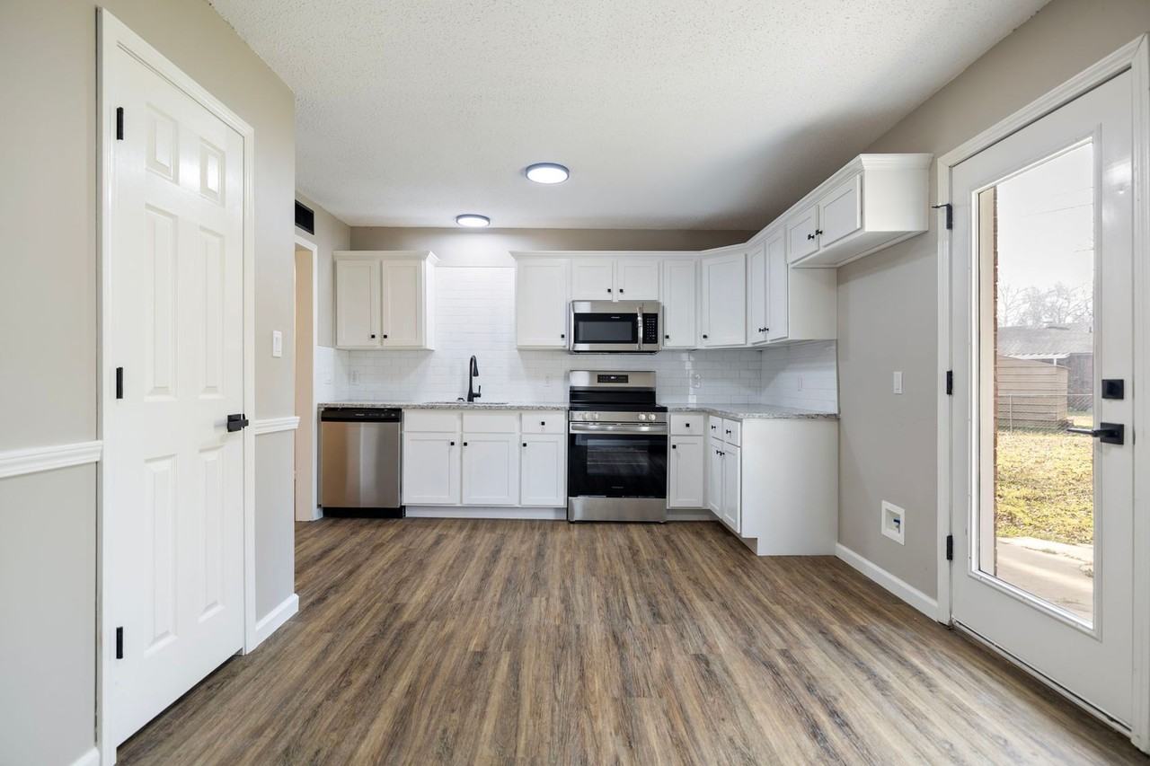1105 Brentwood Dr - Photo 3 of 11