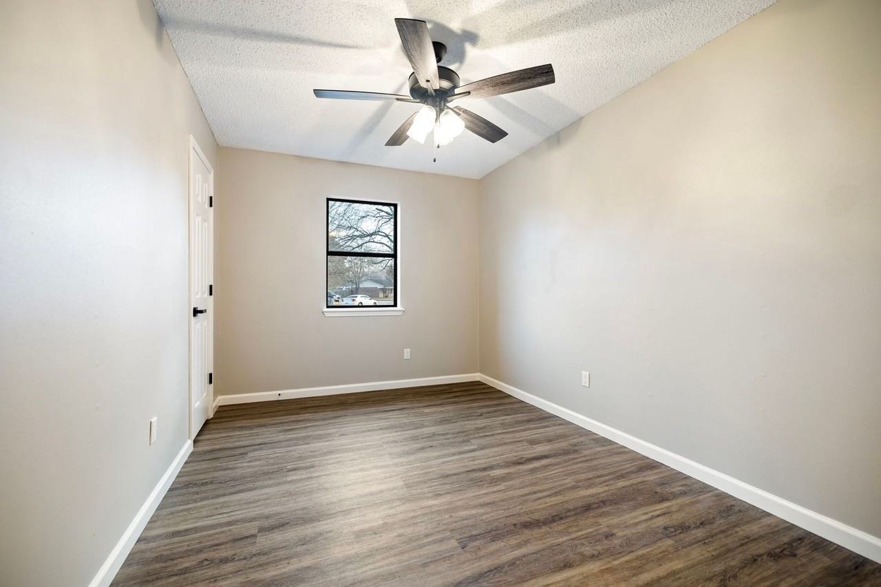1105 Brentwood Dr - Photo 6 of 11